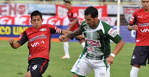 Amilcar Sánchez de Wilstermann intenta frenar el avance de un jugador de Petrolero del Chaco. Los yacuibeños se fueron con un empate de Cochabamba