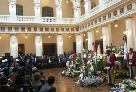 Restos mortales de Carlos Villegas son velados en Palacio de Gobierno