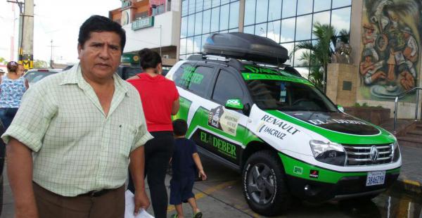 Muchas personas llegaron hasta las instalaciones de EL DEBER para tomarse una fotografía con la máquina que hizo todo el recorrido de todo el rally Dakar
