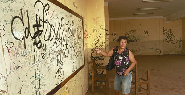 Una mamá muestra cómo están las pizarras y paredes pintarrajeadas