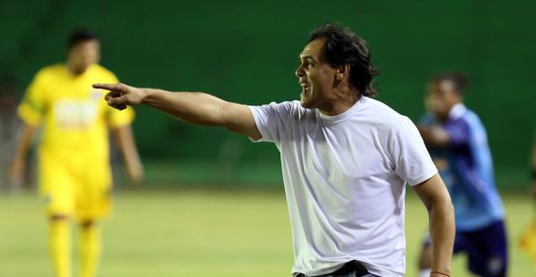 Celso Ayala, DT de Soport Boys, dando las instrucciones en el partido frente a Blooming