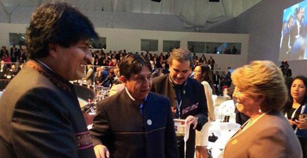El presidente Evo Morales y Michelle Bachelet se encontraron en Costa Rica, donde se celebra la cumbre de la Celac