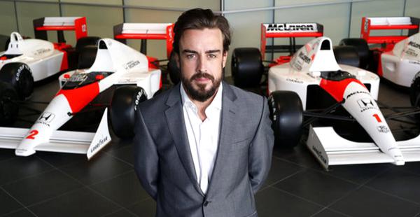 Fernando Alonso junto a su nuevo bólido de la escudería McLaren, en la que correrá e iniciará una nueva historia