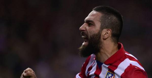 Arda Turan se enfureció con el juez del partido entre Atlético Madrid y Barcelona