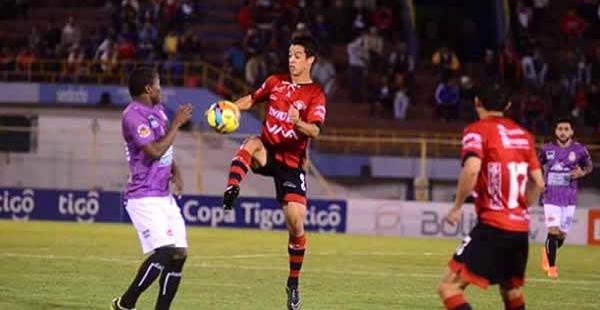 Real Potosí busca por todos los sectores pero no puede ante un buen planteamiento de Wilstermann. Se juega en la Villa Imperial