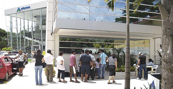 Usuarios se quejaron por los perjuicios ocasionados por la falta de planificación de la firma aseguradora