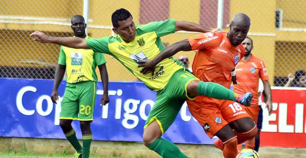 Andrés Jiménez, de Universitario lucha por la posición del balón con Víctor Andrés Cordoba, de Bolívar. El partido fue favorable para los paceños (1-2)