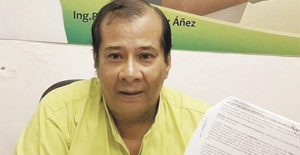 José Negrete, jefe de campaña, muestra el contrato de arriendo