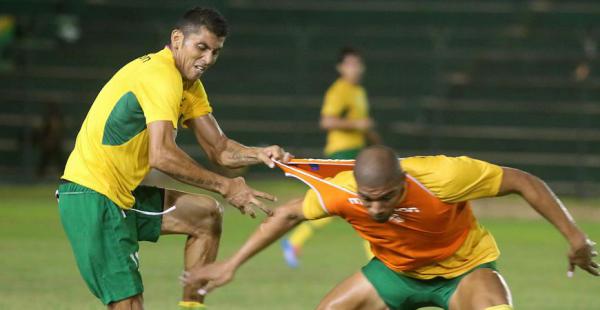 Duk (Izq) tendrá que demostrar efectividad en el área de un rival que siempre hace buenos partidos en el Tahuichi