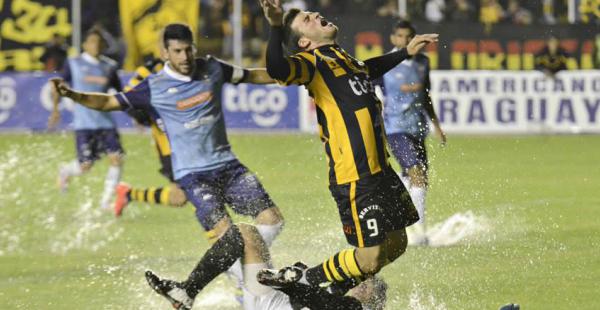 La gente de The Strongest pidió penal en esta jugada. Para el árbitro no fue así