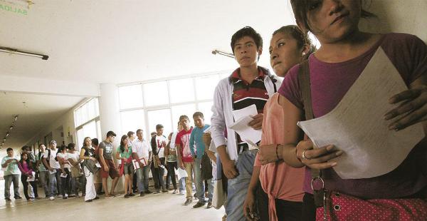 Los bachilleres esperando su turno para entrar al aula 26 y rendir examen de ingreso a la ‘U’ estatal