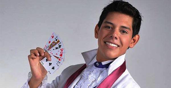 Se formó en La Paz. 10 cuadros componen su show