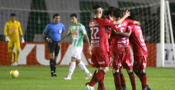 Los jugadores de Universitario se abrazan al final del partido. Los capitalinos amargaron la fiesta de los refineros en el Tahuichi
