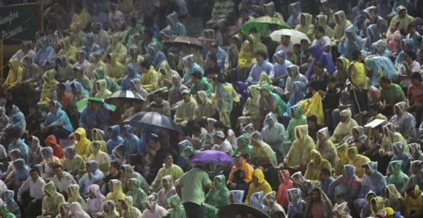 Los hinchas soportaron el intenso aguacero y no se movieron hasta que concluyó el partido en el Tahuichi