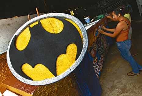 NOCHE DE SUPERHÉROES.