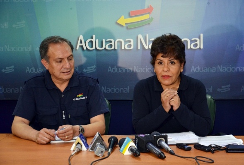 La presidenta de la Aduana Nacional de Bolivia (ANB), Marlene Ardaya, en conferencia de prensa.