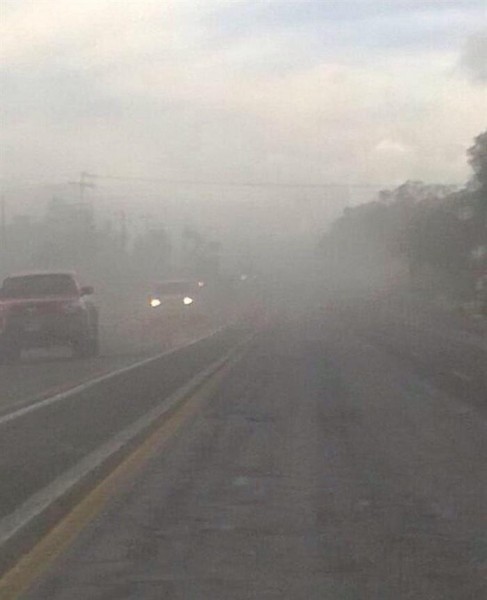 Foto: Fotografía cedida hoy, sábado 3 de enero de 2015, por autoridades de Protección Civil del estado de Jalisco (México), que muestra la poca visibilidad en una carretera tras una explosión del volcán Colima, en el estado homónimo que originó una columna de vapor y ceniza que alcanzó los 3 mil metros de altura informó el organismo. Protección Civil dijo que el episodio no representa riesgo para la población pero si han pedido se protejan de la caída de ceniza usando mascarilla o pañuelos para evitar el polvo en las vías respiratorias y proteger los ojos. / EFE
