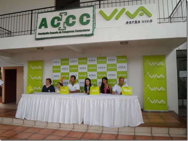 Miembros de la ACCC, gerente regional de VIVA y reinas en la testera