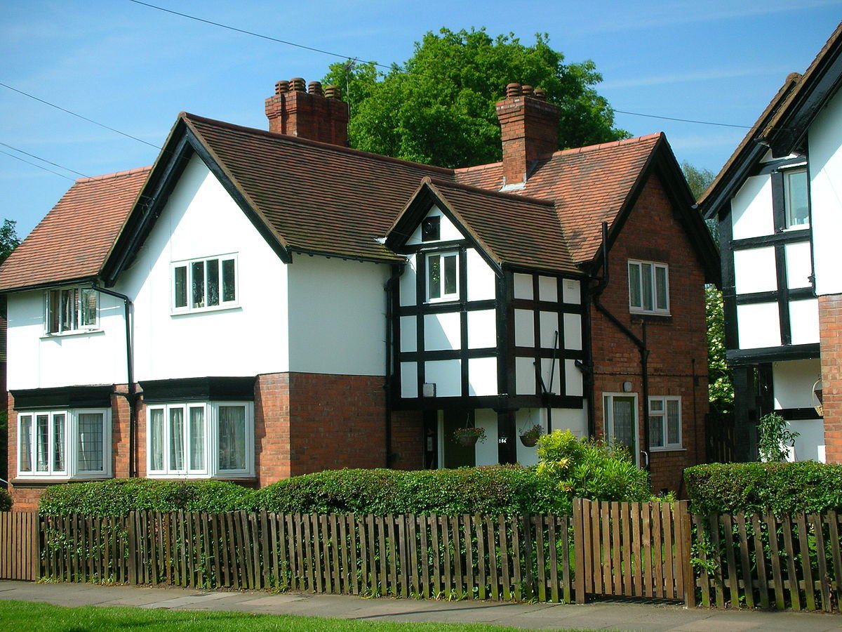 La primera casa en Inglaterra dónde vivio Tolkien, en Wake Green Road, 264, Birmingham. [Fuente](http://commons.wikimedia.org/wiki/File:264_Wake_Green_Road.jpg).