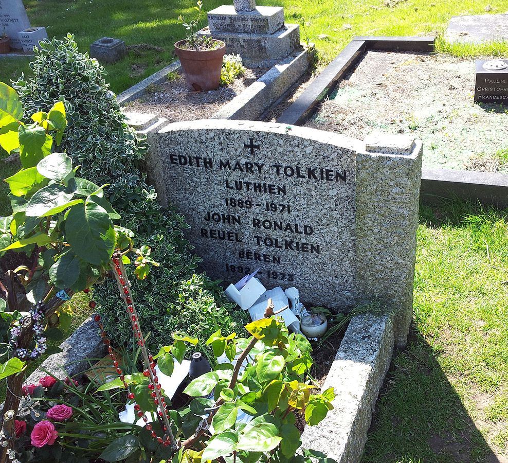 Tumba donde se encuentran los restos de Tolkien y de su mujer. [Fuente](http://commons.wikimedia.org/wiki/File:Tolkien%27s_grave,_Wolvercote_Cemetery.jpg).