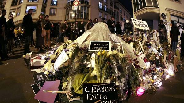 Los franceses convirtieron a la redacción den Charlie Hebdo en un memorial. 