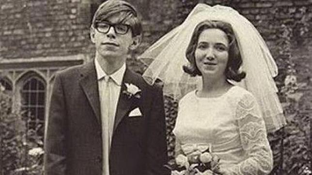 Stephen Hawking recupera la amistad con su primera mujer