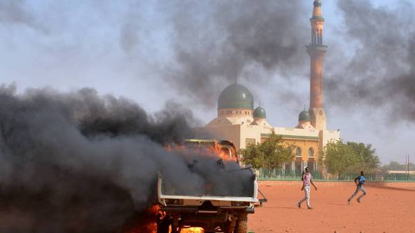 Los incidentes en Niger en la quema de iglesias. La gente corre frente a una mezquita