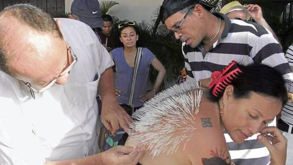 La mujer hizo su particular protesta frente a la Alcaldía de Cartagena, junto a un grupo de defensores de los animales. / TWITTER