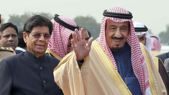 El príncipe heredero, Salman bin Abdelaziz al Saud (d), a su llegada al aeropuerto en Nueva Delhi.