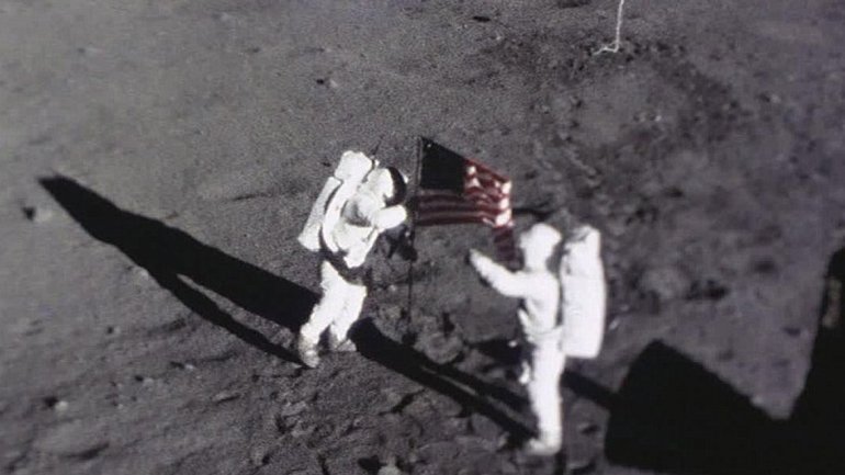 Armstrong y su compañero Edwin Aldrin Jr. fueron grabados por una cámara de 16 milímetros mientras colocaban la bandera estadounidense sobre la Luna, junto a la sombra de su nave espacial.  