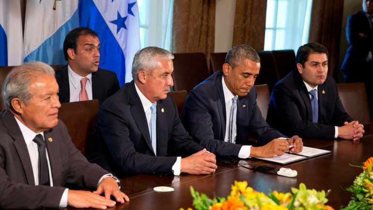 El presidente de El Salvador, Salvador Sánchez Cerén; el de Guatemala, Otto Pérez Molina; y el de Honduras, Juan Hernández; junto al estadounidense Barack Obama