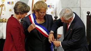 Michelle Bachelet recibe la banda presidencial.