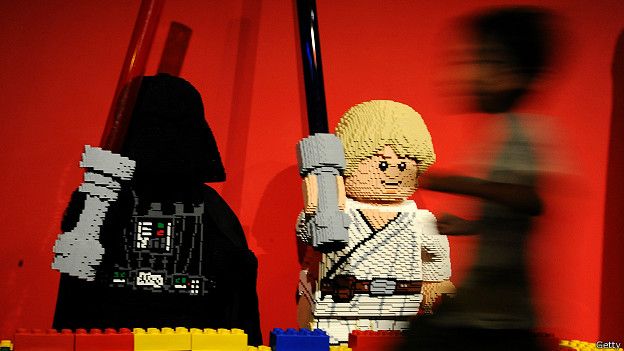 Dos figuras de "La guerra de las galaxias" hechas con Lego