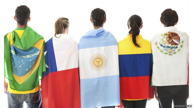 Jóvenes con banderas de países latinoamericanos