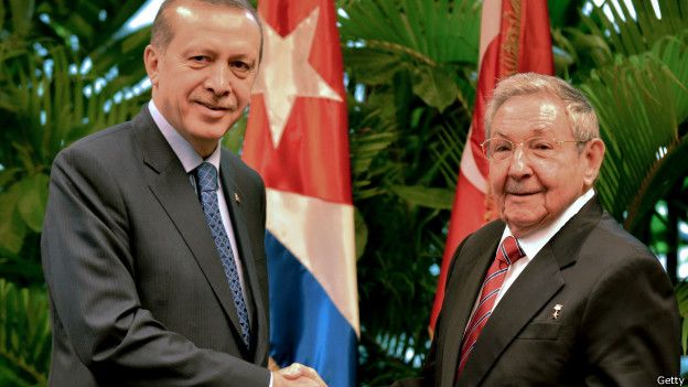Recep Tayyip Erdogan (izq.) y Raúl Castro