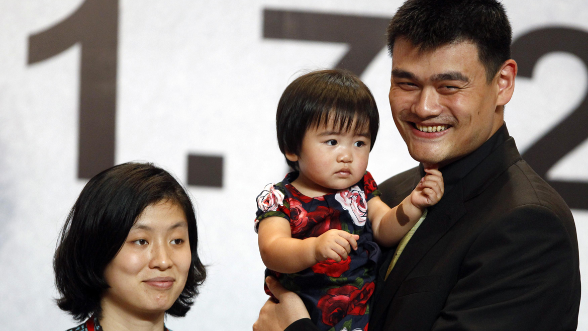 Yao Ming, ex jugador de la NBA, se casó con la también jugadora de baloncesto china Ye Li, a quién conoció cuando tenía 17 años. Su primera aparición juntos fue durante la ceremonia de clausura de los JJOO de 2004 y se casaron el 6 de agosto de 2007
