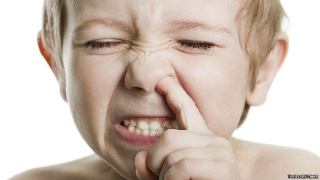 Un niño se mete un dedo en la nariz