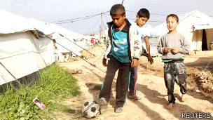 Niños jugando con una pelota en un campamento de refugiados en Irak