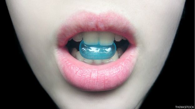 Close up de una boca con una pastilla 