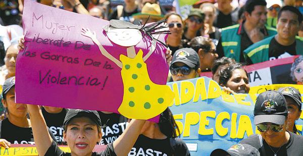 Vestidas de negro y con pancartas, muchas mujeres y representantes de instituciones pidieron que paren la violencia hacia las féminas