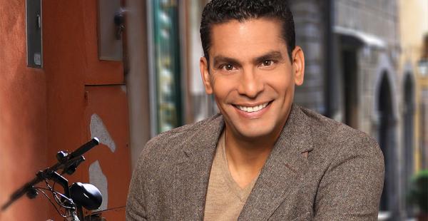 Ismael Cala conduce un programa de entrevistas en CNN en Español