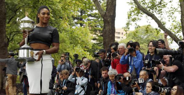 La estadounidense Serena Williams posa con la Memorial Cup Daphne Akhurst