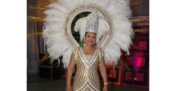 Marina Cuéllar se distinguió con su traje y su tocado de plumas