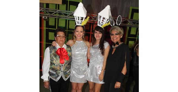 Delia de Cuéllar, Gabriela Campos, Mariana Campos y Maritza Cuéllar