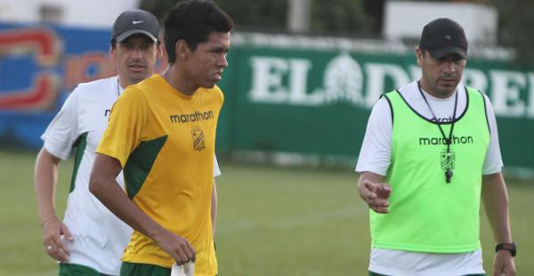 El entrenador José Basualdo (dcha.) habla con Mercado, al que le dará la confianza para estar de entrada