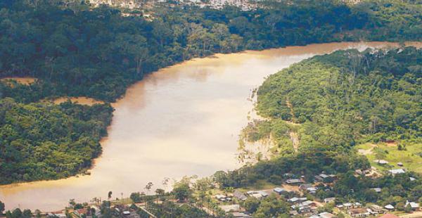 El río Acre creció en el sector de Bolpebra y se teme que termine afectando a Cobija. La imagen corresponde a una situación similar sufrida el año 2012