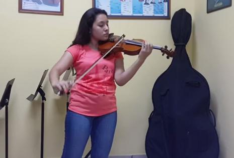 María José Antelo Pinto (15), una de las cruceñas que audicionan para participar en el Festival Iguazú-Argentina