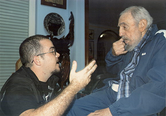 Former Cuban President Fidel Castro talks to President of Cuba's University Students Federation Randy Perdomo during a meeting in Havana