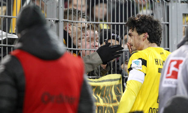 Matt Hummels conversa con un hincha luego de la caída del Dortmund. 