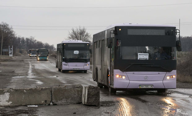 Buses que transportan a los civiles evacuados de la ciudad ucraniana de Debáltsevo.